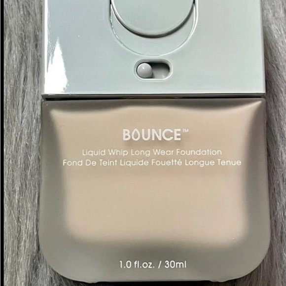 New Beauty Blender Bounce foundation in the shade: LIGHT 1.00 C - 1.0 FL OZ - Picture 5 of 5